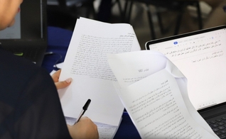 Bíblia sendo traduzida do farsi para dialetos iranianos. (Foto ilustrativa: Instagram/unfoldingWord)