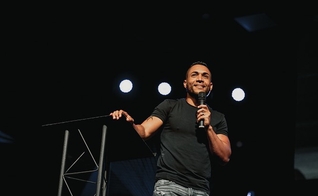 Michael Dow teve um encontro com Jesus em uma igreja em Orlando. (Foto: Facebook/Michael Dow).