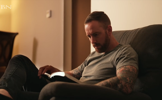 James Nixon testemunha como sua vida foi transformada por Jesus. (Captura de tela/CBN News)