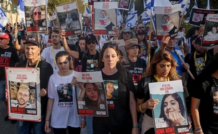 Protestos pedem libertação de reféns pelo Hamas. (Captura de tela/Jewish Breaking News)