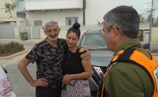 Victor Rakhmilov e sua filha, salva pelo pai enquanto terroristas dominavam Ofakim. (Captura de tela/YouTube/All Israel News)