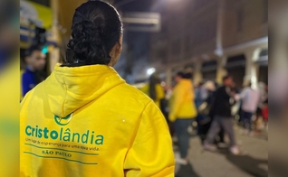 Voluntária durante a ação evangelística. (Foto: Reprodução/Instagram/Cristolândia)