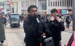 Jovens nas ruas da Holanda. (Foto: Reprodução/Revive)