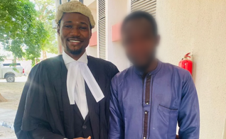 Daniel Kefee e seu advogado Hamman Ezekiel Pwana, da ADF International Nigéria. (Foto: ADF International)