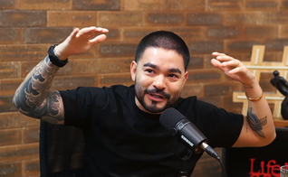 Yudi contou que foi resgatado de uma vida de perdição ao conhecer Jesus. (Foto: Reprodução/YouTube/Podcast das Estrelas).