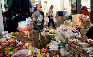 Alimentos arrecadados para distribuição. (Foto: Reprodução/Notícias Adventistas)