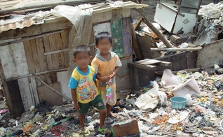 Crianças em situação vulnerável. (Foto: Wikimedia Commons)