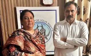 Haroon Shahzad (à direita) com a advogada Aneeqa Maria. (Foto: Reprodução/Morning Star News)