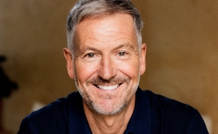 O pastor e escritor John Bevere. (Foto: Facebook/John Bevere)