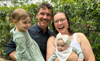 PJ Bedwell com sua família. (Foto: Eternity News).