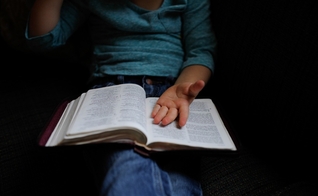 Para os jovens britânicos a Bíblia poderia ser banida dos locais de venda. (Foto: Pixabay)