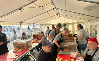 Voluntários do TBM preparam comida para os israelenses. (Foto: Texas Baptist Men).