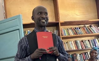 Africano com a Bíblia. (Foto: Reprodução/Wycliffe USA)