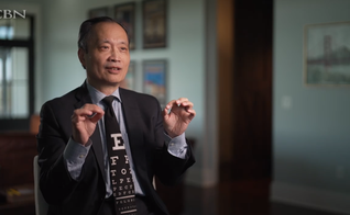 O Dr. Ming Wang se tornou cristão durante a universidade de medicina. (Foto: Reprodução/CBN News). 