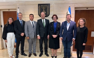 Parlamentares brasileiros se reúnem com Amir Ohana (centro), presidente do Knesset. (Foto: Israel Allies Foundation)