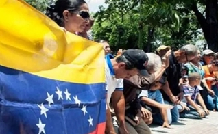 Cristãos evangélicos venezuelanos orando pelo país. (Foto: Divulgação/ED)