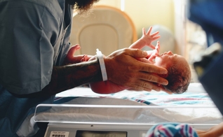 Bebê na maternidade. (Foto representativa: Unsplash/Christian Bowen)