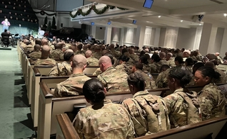 Cerca de 700 soldados de Fort Sill participaram da apresentação de abertura do Natal da 1ª Igreja Batista de Lawton, Oklahoma. (Foto: Facebook/First Baptist)