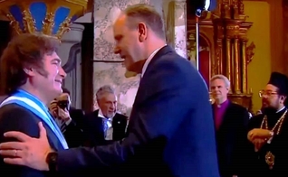 Christian Hooft, da Aliança Evangélica Argentina ACIERA, cumprimenta o presidente Javier Milei na posse. (Foto: Reprodução/Evangelical Focus)