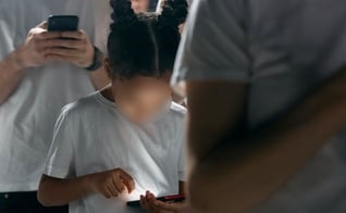 Menina mexendo no celular. (Foto: Reprodução/Pexels/estúdio algodãobro)