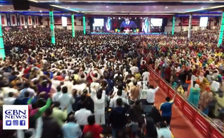O Pr. Satish Kumar prega em todos os cultos do Templo do Calvário. (Captura de tela/CBN News)