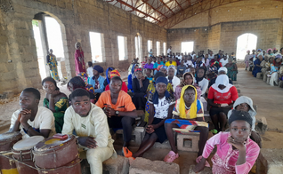 Após a reconstrução do telhado do templo, mais de 400 cristãos voltaram a cultuar. (Foto: International Christian Concern).