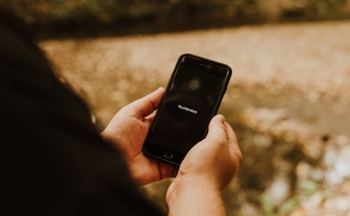Mais de 11 milhões de downloads do YouVersion foram feitos no Brasil em 2023. (Foto: Imagem ilustrativa/Unsplash/Priscilla Du Preez).
