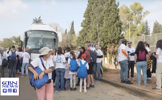 Cristão servindo em Israel. (Foto: Reprodução/CBN News)