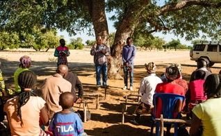 Steve Evans pregando em Angola. (Foto: Reprodução/IMB)