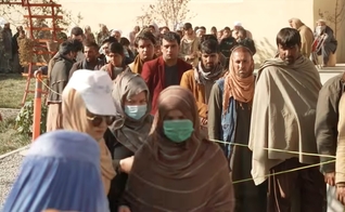 Afegãos enfrentam fila para conseguir alimento, em Cabul. (Captura de tela: YouTube BBC News Brasil)
