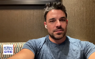 Jesse Hutch conta seu testemunho à CBN News. (Captura de tela/YouTube/CBN News)