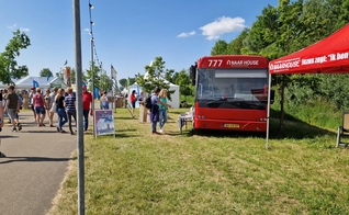 O “House Bus” leva o Evangelho a grandes eventos na Holanda. (Foto: Facebook/Stichting Naar House).