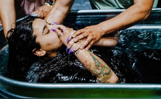 Mulher sendo batizada. (Foto: Ilustração/Unsplash/Josue Michel)