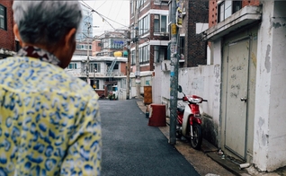 Idoso nas ruas. (Foto: Reprodução/Unsplash/Sava Bobov)