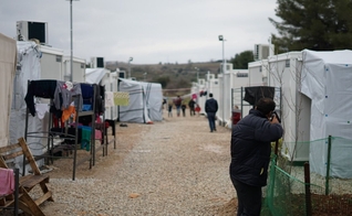 Refugiados em acampamento. (Foto: Reprodução/Unsplash/Julie Ricard)