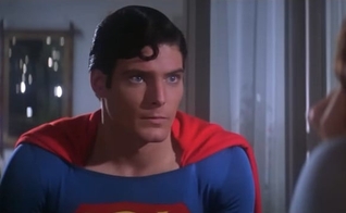 Christopher Reeve interpretando Superman. (Captura de tela/YouTube/HD Film Tributes)