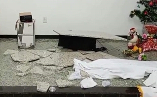 Os criminosos destruíram o altar da igreja em Vila Velha. (Foto: Reprodução/Arquivo pessoal).