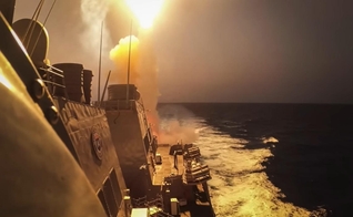 Navio sendo atacado. (Captura de tela: YouTube Hoje no Mundo Militar)