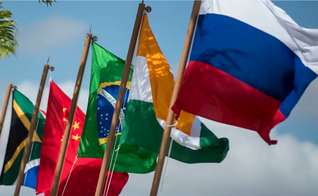 Bandeiras dos 5 países membros inciais do bloco econômico Brics. (Foto: Marcelo Camargo/Agência Brasil)