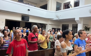 Cubanos na igreja. (Foto: Reprodução/Baptist Press)