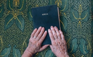 A vítima, de 70 anos, conseguiu se defender com uma Bíblia. (Foto: Imagem ilustrativa/Unsplash/Raul Petri).