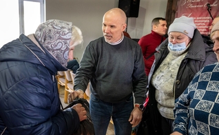  Mike com ucrânianos. (Foto: Reprodução/IMB)