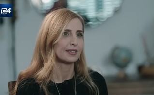 A israelense Danielle Aloni ficou cativa 49 dias em poder do Hamas. (Captura de tela/YouTube/i24News)