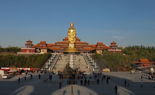 Templo com grande estátua de Buda em Midong, Urumqi, Xinjiang. (Foto: Wikimedia Commons)