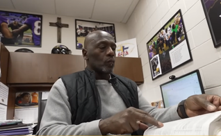 Johnny Shelton serve como capelão do Baltimore Ravens. (Foto: Reprodução/YouTube/TODAY).