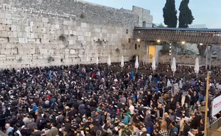 Judeus oram no Muro das Lamentações para que reféns em Gaza sejam libertos em segurança. (Captura de tela/YouTube/Aaron Kliegman)