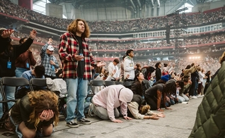 Momento durante o culto Passion 2024. (Foto: Facebook/Chidima Craig)