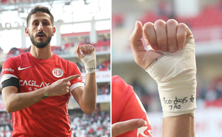 O jogador de futebol israelense do Antalyaspor, Sagiv Jehezkel, mostrou a mensagem escrita em seu pulso após seu gol. (Captura de tela/Halid Abdurrahman/X)