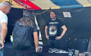O grupo monta barracas nos eventos e distribuem exemplares da Metal Bible. (Foto: Revive).