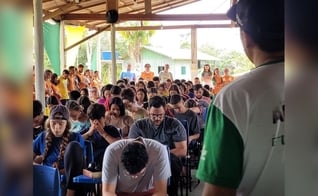 Jovens no acampamento missionário. (Foto: Reprodução/Instagram/Radical Brasil)